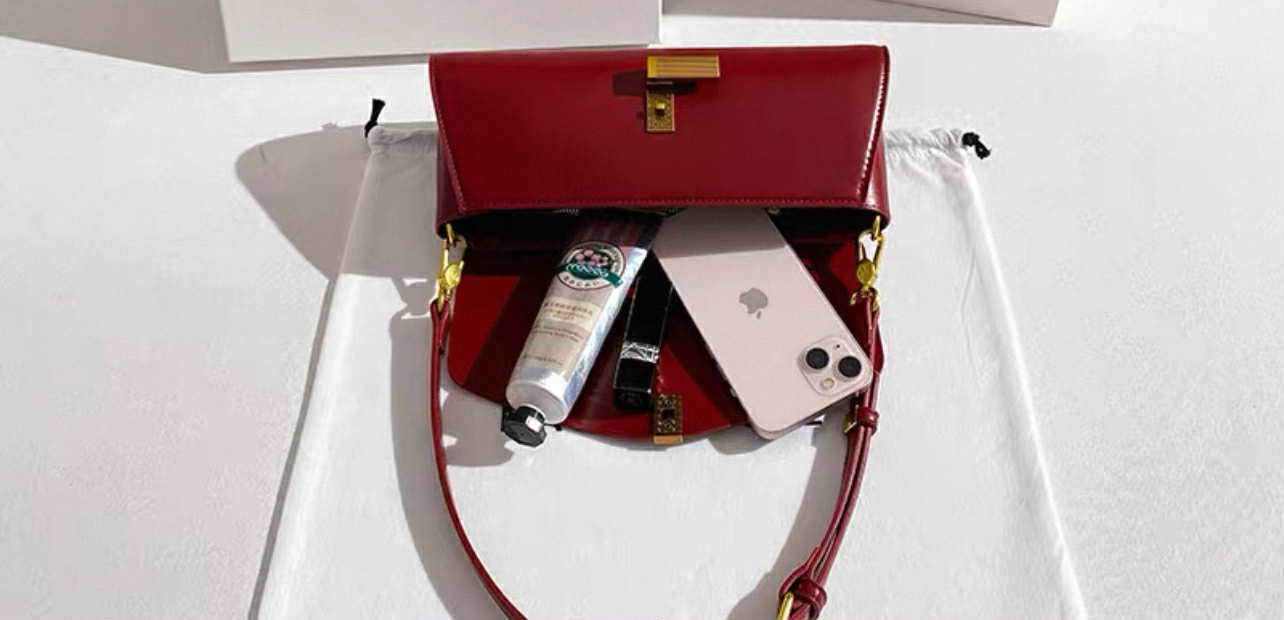 Red Minimalist Shoulder Bag with Chain Strap